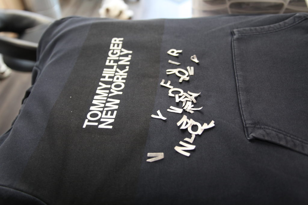 Tommy Hilfinger Hoody -Austausch der abgelösten Flex Beschriftung